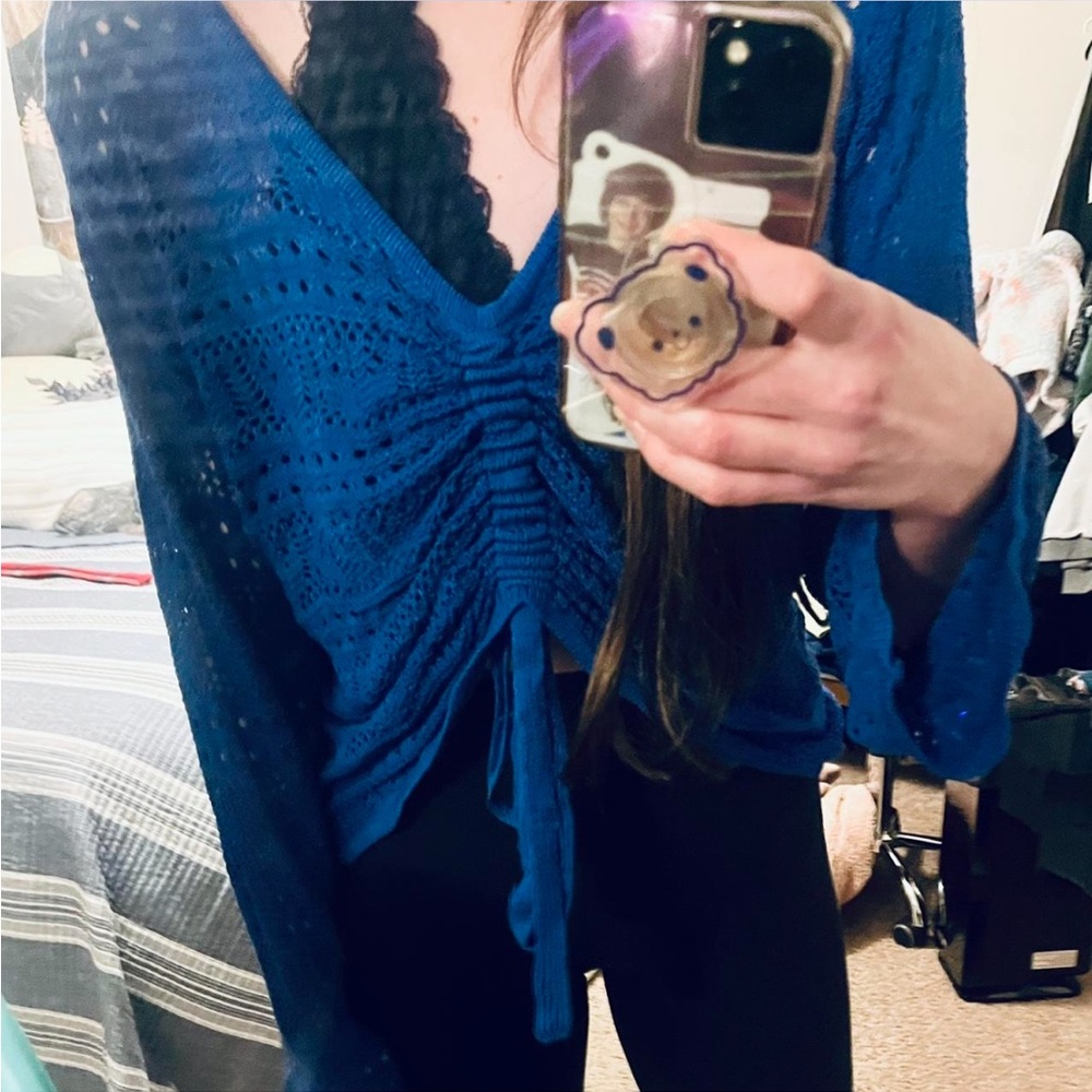 Blue Crochet Bell Sleeved Ruched V-Neck Top - Picture 4 of 4